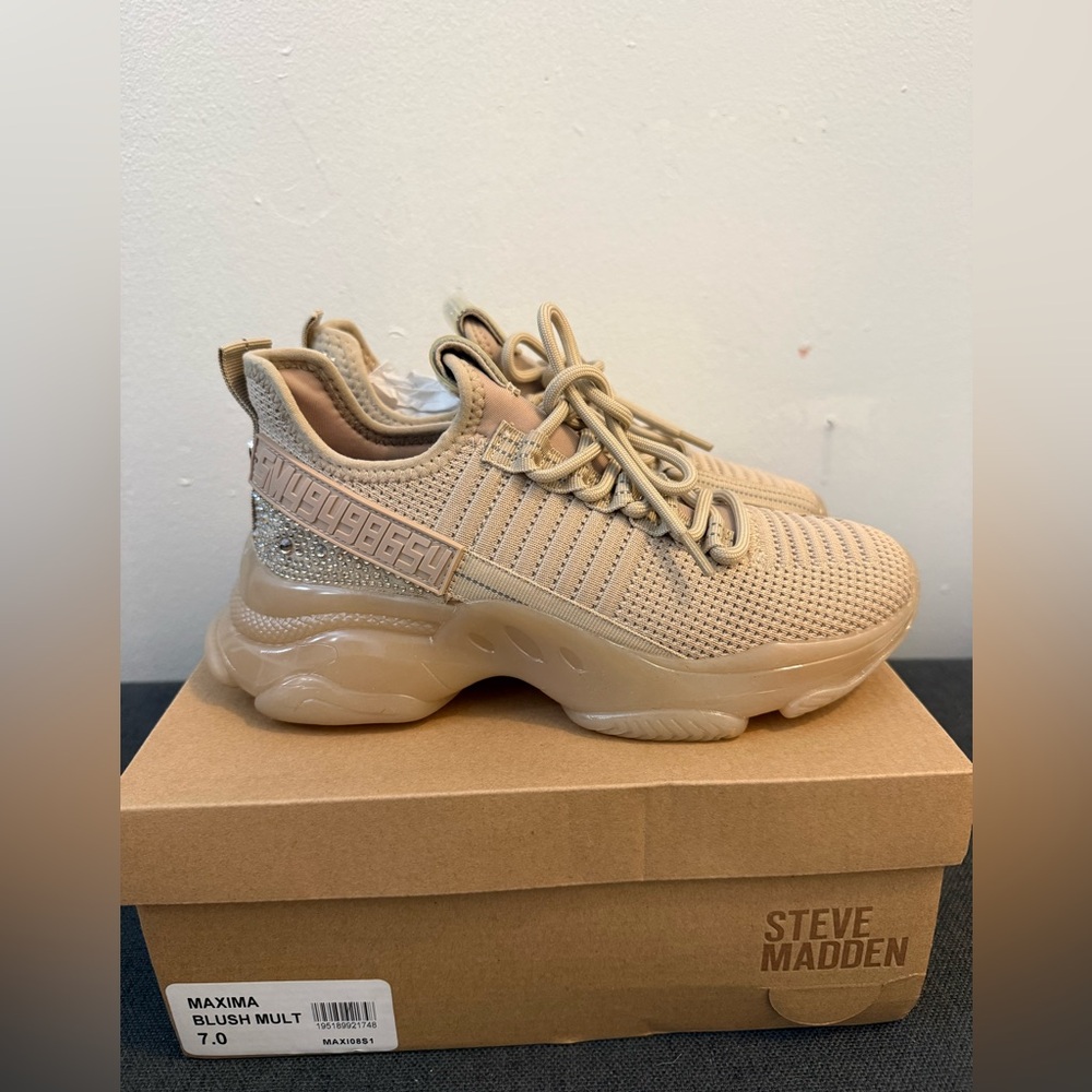 Steve Madden Maxima Blush multi-knit sneakers with rhinestone details. Size 7
